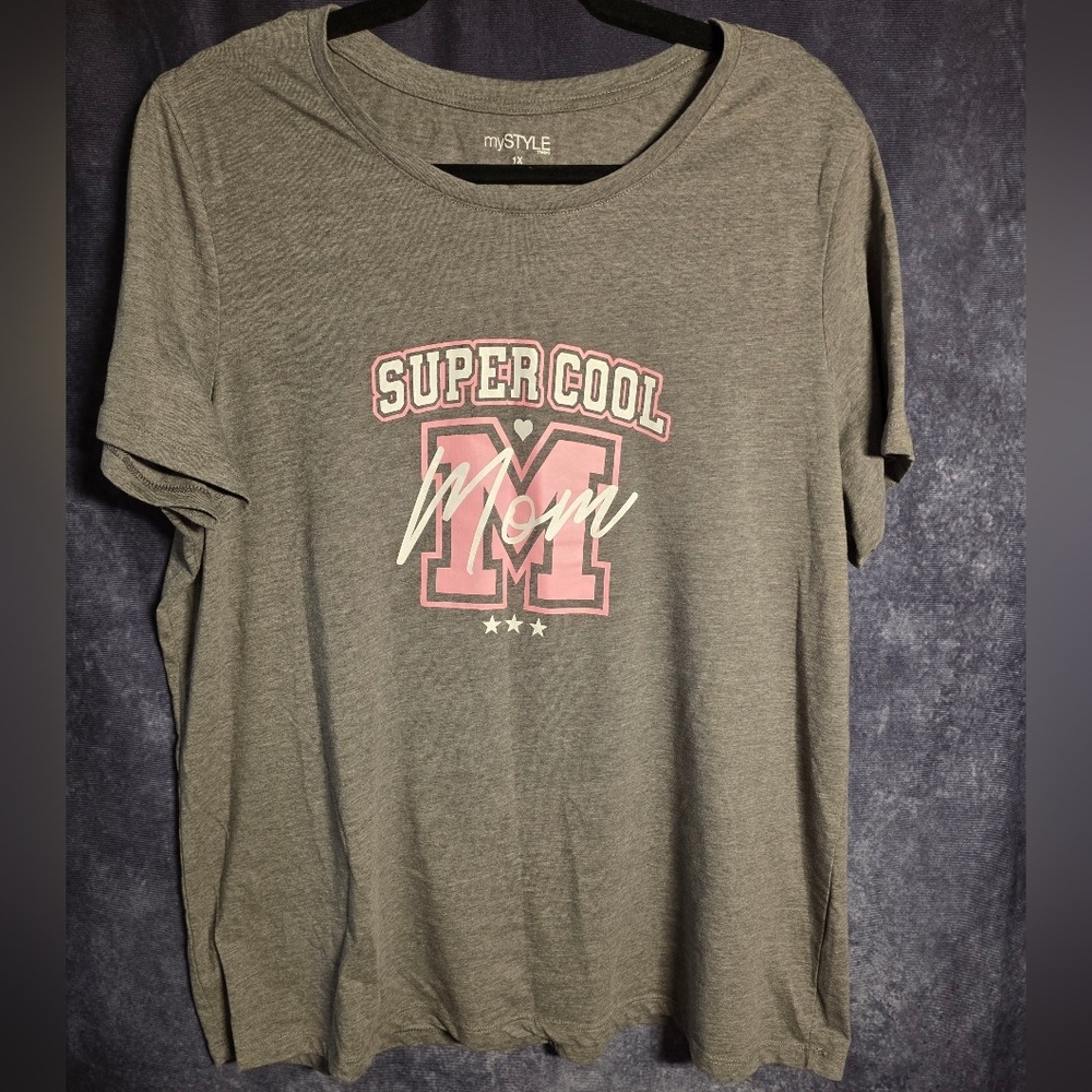 ✨️3/$25✨️ Gray And Pink 'Super Cool Mom' T-Shirt